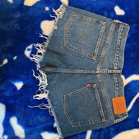 LEVI’s HIGH RISE SHORTS SIZE 30 - Picture 2 of 2